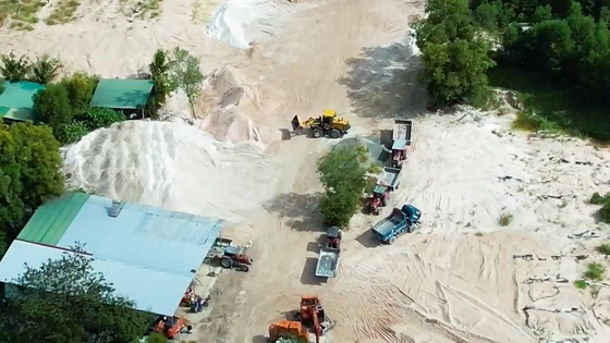 Điều tra: 'Công trường sa tặc' trong rừng ở Bình Thuận - Bài 1: Xe ồ ạt chở hàng ngàn khối cát về bãi xuyên Tết