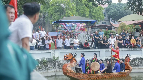 Hàng nghìn người đổ về hội Lim ở Bắc Ninh nghe quan họ