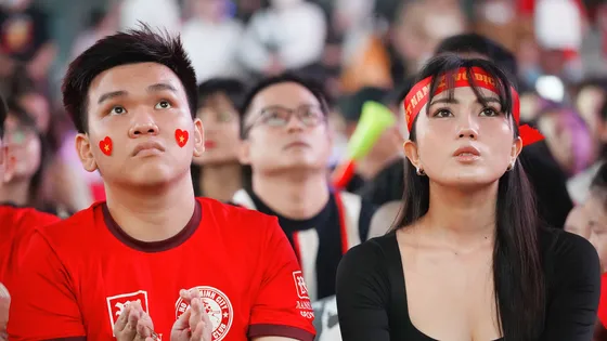 CĐV buồn bã sau thất bại của đội tuyển Việt Nam trước Indonesia 