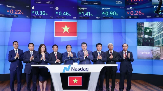 Thủ tướng Phạm Minh Chính, Bộ trưởng Bộ Tài chính Hồ Đức Phớc (thứ tư từ trái qua) cùng đoàn công tác Việt Nam tham dự khai mạc phiên giao dịch tại thị trường chứng khoán New York vào tháng 9-2023. Ảnh: NHẬT BẮC