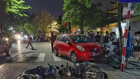 Công an Hà Nội thông tin về vụ ô tô tông hàng loạt xe máy trên đường Kim Giang