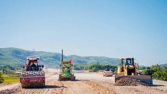'Chạy đua' xuyên lễ trên công trường cao tốc Quảng Ngãi - Hoài Nhơn