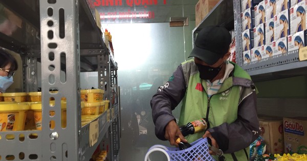 Quận 1, TP.HCM: Người nghèo đi siêu thị không phải trả tiền