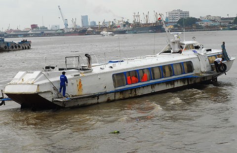 Tàu cánh ngầm chạy trở lại