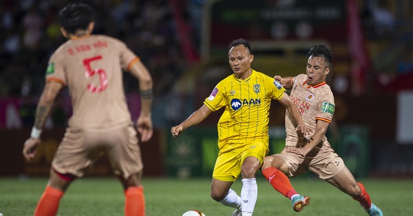 The coach of SL Nghe An reacts strangely to the offside goal