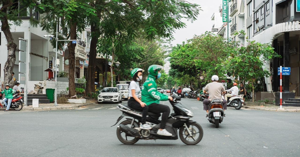 'Trời không nắng thì mưa, Grab phụ thu phí cả mưa và nắng'