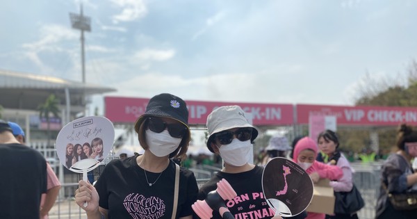 Despite the hot weather, Blackpink fans queued up to watch the concert