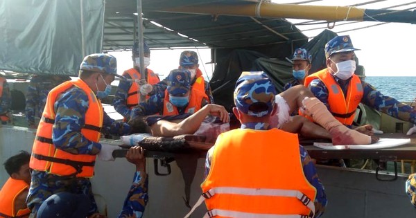 The Nui Le Island Fishing Village detachment saved two injured fishermen at sea