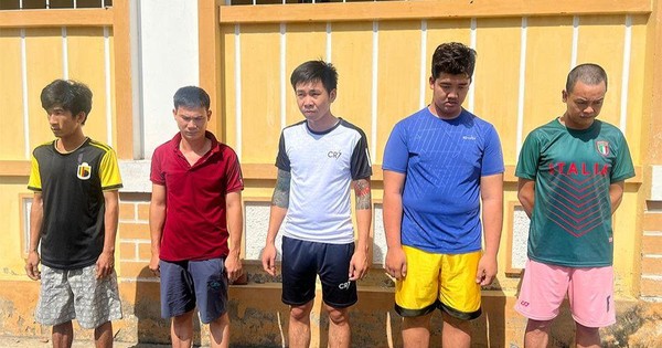 Bắt nhóm công nhân trộm giày công ty đem bán