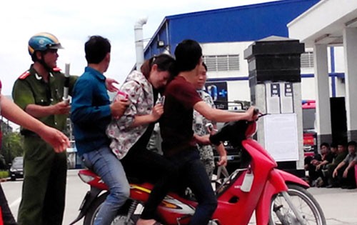 Hàng trăm công nhân ở công ty giầy Hong Fu - Thanh Hóa lại ngất xỉu vì 