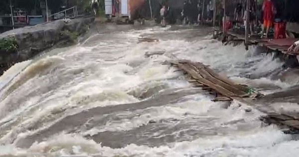 Tourists panic while bathing in a stream when flood water pours in