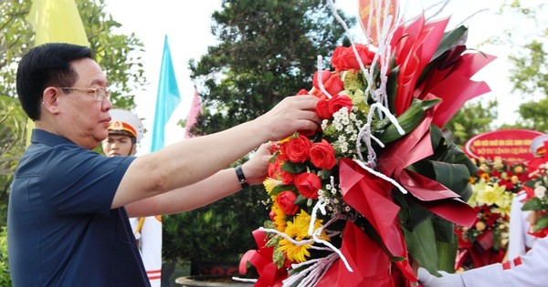 National Assembly Chairman Vuong Dinh Hue offered incense at the Martyrs Cemetery in Hue City