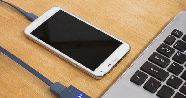 Có thể sạc pin điện thoại qua cổng USB của laptop không?