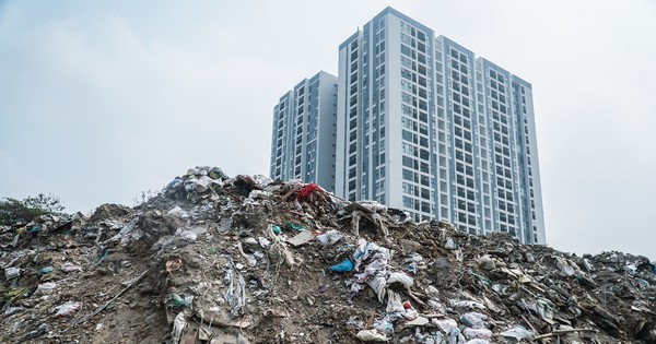 Close-up of spontaneous garbage mountains tens of meters high ‘encircling’ apartments in Hanoi