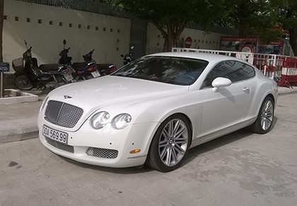 Cận cảnh Bentley Continental GT Speed lắp gương xe máy tại Hà Nội