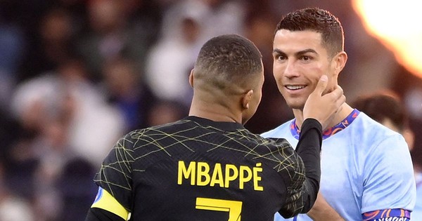 Mbappe có hành động đẹp nhưng gây tranh cãi với Ronaldo