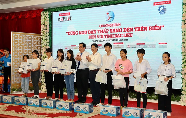 Trưởng ban Tuyên giáo Tỉnh ủy Bạc Liêu Tạ Trung Dũng cùng Phó Tổng Biên tập báo Pháp Luật TP.HCM Nguyễn Thái Bình trao tặng quà và học bổng cho các em học sinh.