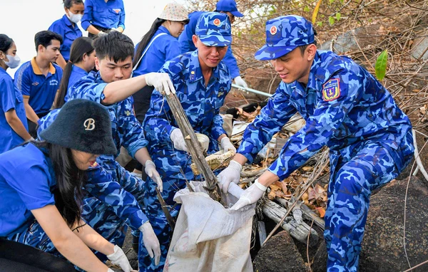 Vùng Cảnh sát biển 4 tổ chức nhiều hoạt động ý nghĩa đồng hành với ngư dân