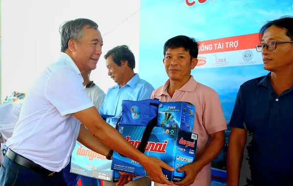 Chùm ảnh chương trình "Cùng ngư dân thắp sáng đèn trên biển" tại TP Huế