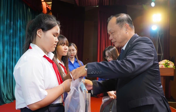 'Cùng ngư dân thắp sáng đèn trên biển': Hành trình yêu thương đến với Gia Lai