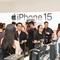 Cửa hàng 'sáng đèn' giao iPhone 15 series xuyên đêm