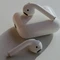 Mặt trái của tai nghe AirPods