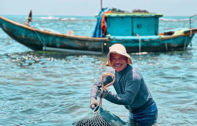 Ngư dân Quảng Ngãi vào mùa săn nhum biển ở mũi Ba Làng An