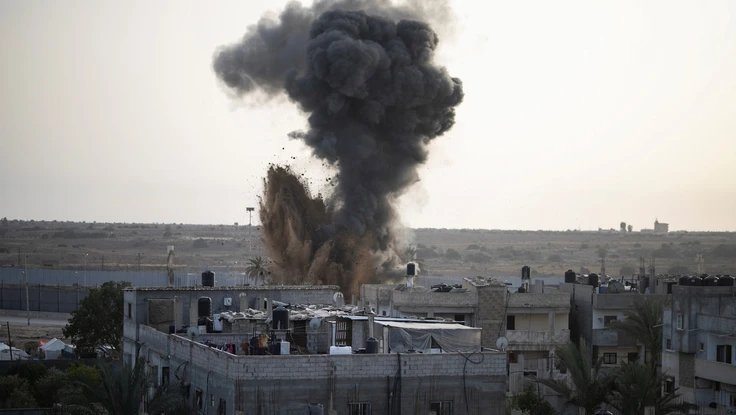 Khói bốc lên sau cuộc tấn công của Israel ở TP Rafah hôm 22-4. Ảnh: REUTERS