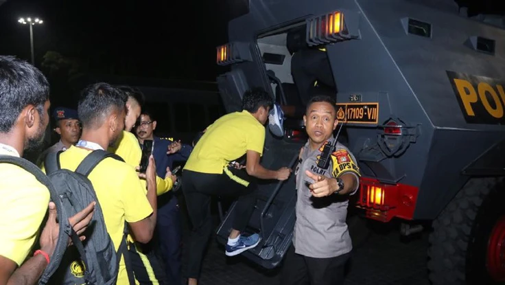 Indonesia chạm trán Malaysia, ám ảnh xe bọc thép chở đội khách