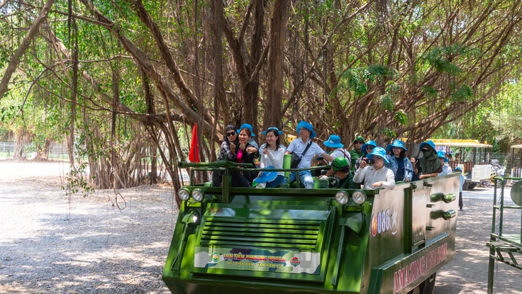 Thích thú trải nghiệm đi xe tăng địa hình, khám phá 'rừng Amazon'