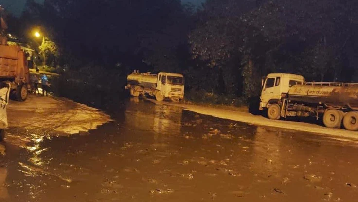 Hà Nội: Bãi rác Nam Sơn sạt lở, bùn thải tràn ra đường