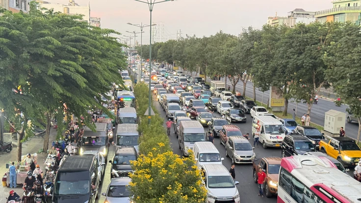 Cơ quan chức năng nói gì về tình trạng giao thông lộn xộn trên đường Phạm Văn Đồng?