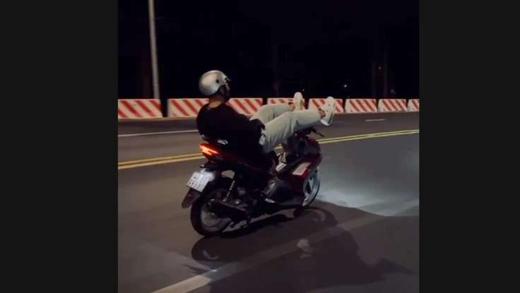 Clip ghi cảnh thanh thiếu niên chạy xe bằng chân, bốc đầu ở Đà Lạt