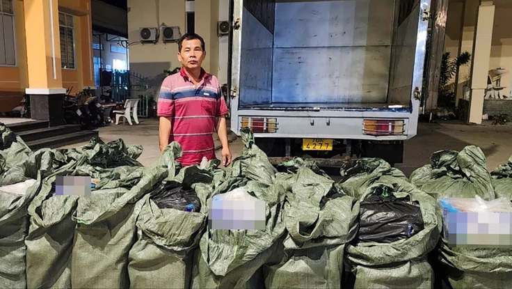 Kiên Giang: Bắt xe tải gắn biển số giả để vận chuyển thuốc lá lậu