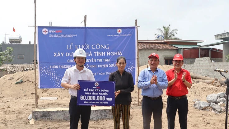 Điện lực Quảng Bình hỗ trợ 300 triệu đồng xây dựng nhà tình nghĩa