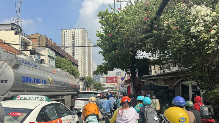 Nhiều người trễ làm vì đường Nguyễn Tất Thành, quận 4 ùn ứ kéo dài