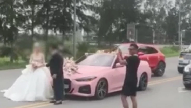 Đỗ ô tô giữa đường để chụp ảnh cưới, 4 người bị khởi tố
