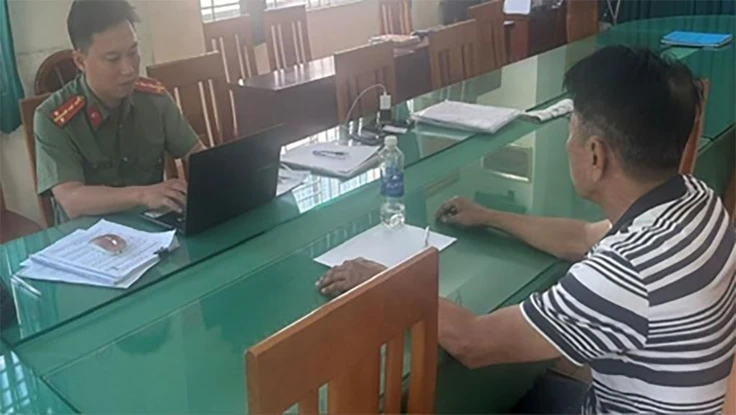 Người đàn ông ở Bình Tân bị công an mời làm việc vì đăng tin sai trên Facebook