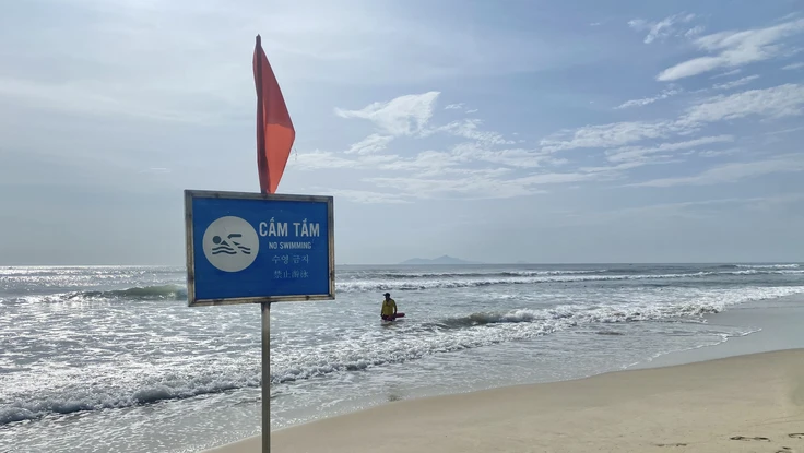 9 người bị sóng cuốn trôi khi tắm biển ở Đà Nẵng