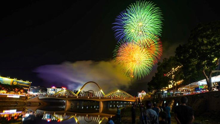 Pháo hoa rực sáng bầu trời Điện Biên trước ngày kỷ niệm chiến thắng Điện Biên Phủ