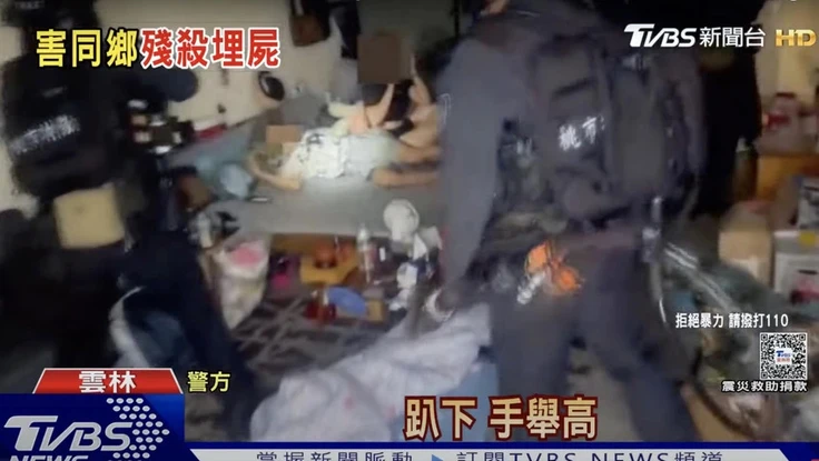 Cảnh sát ập vào bắt giữ các nghi phạm đã sát hại anh VVH của đài TVBS Đài Loan. Ảnh chụp màn hình từ clip đài TVBS