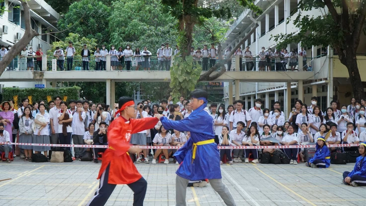 Ấn tượng học sinh thi đấu cờ người nhân dịp Giỗ Tổ Hùng Vương