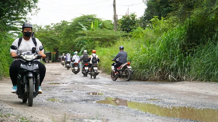 Sinh viên Đại học Quốc gia mong hết cảnh đi trên đường 'ổ gà'