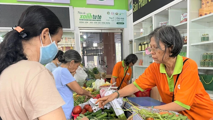 Người tiêu dùng mua sắm rau củ quả tại phiên chợ xanh tử tế. Ảnh: TÚ UYÊN