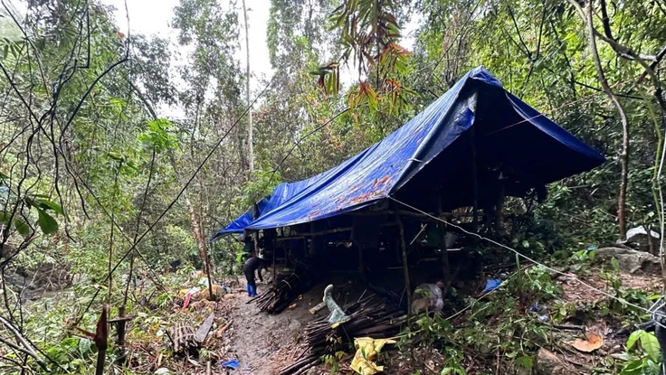 Lên rừng núi hẻo lánh ở Đà Nẵng dựng lán đào vàng trái phép