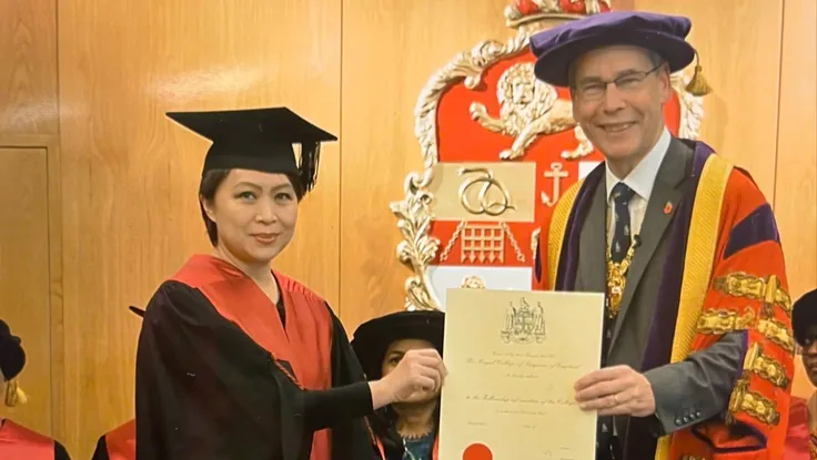 Thượng tá, tân phó giáo sư ngành y là thành viên Hiệp hội Phẫu thuật Hoàng gia Anh