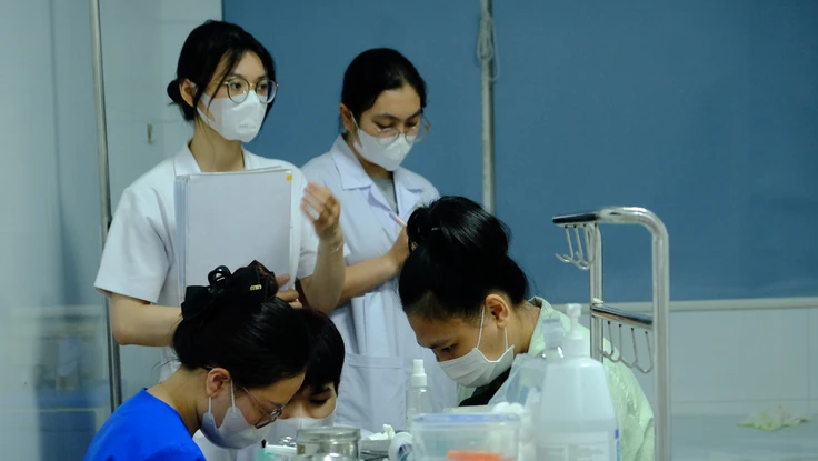 Bộ trưởng Bộ Y tế trả lời cử tri về chính sách thu hút bác sĩ về xã