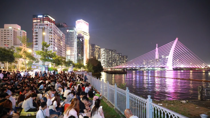 TP.HCM: Biển người xuống phố đón chờ màn pháo hoa năm mới 2026