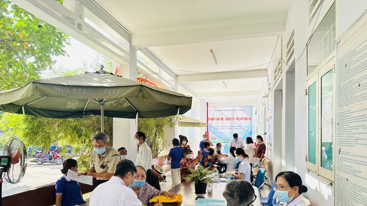 Bệnh dài ngày, nghỉ việc điều trị: Phí BHYT do ai đóng?