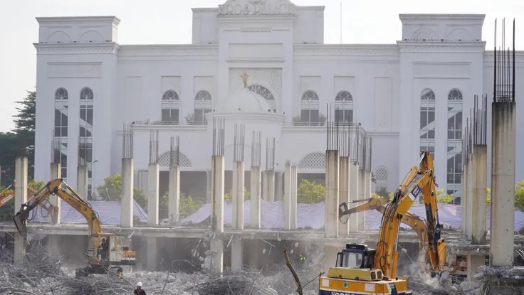 Tháo dỡ khu phức hợp thương mại xây không phép ở Đồng Nai